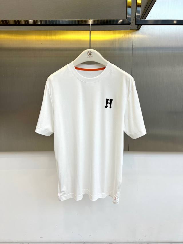 p250 H爱马仕、2026春夏新品短袖T恤，以极简主义为核心设计理念，通体纯色搭配胸前左侧字母“H”，简约中透出低调的精致感与品牌辨识度。圆领设计贴合颈部线条