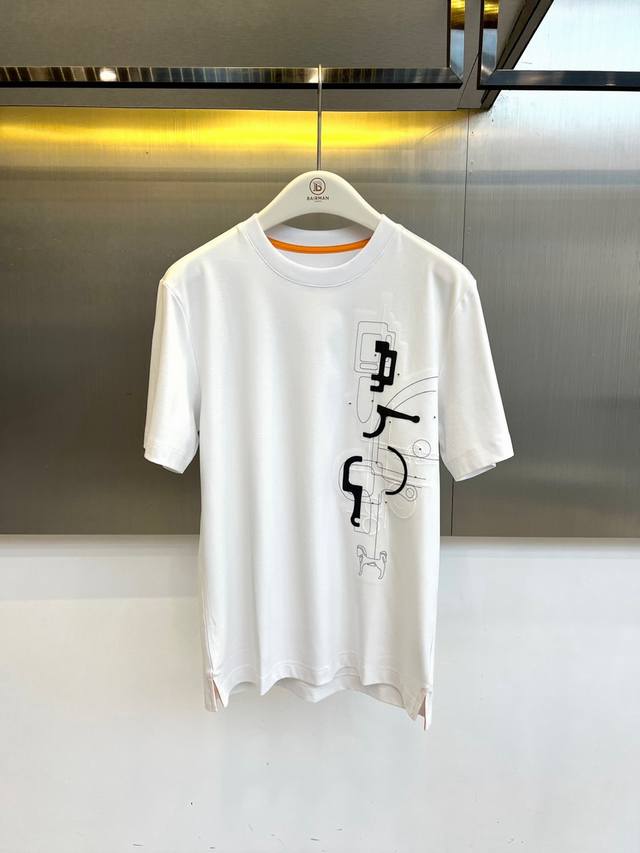 p230 H爱马仕、2026春夏新品圆领短袖T恤，简约中迸发艺术张力。领口内侧撞色点亮视觉，下摆双侧开叉设计打破常规，随性自在又添层次感。衣身左侧的抽象几何线条