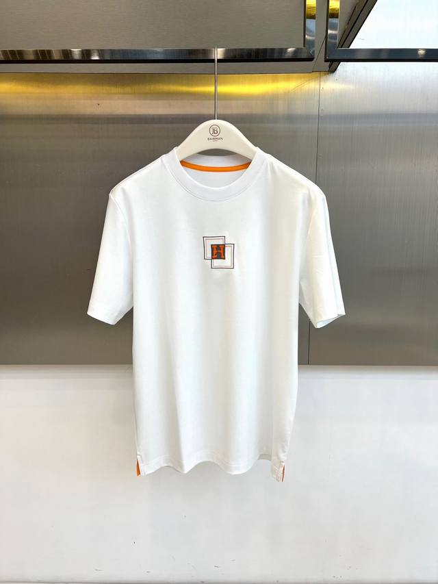 p230 H爱马仕、2026春夏新品短袖T恤，以纯色为主调，演绎极简与精致的平衡美学。胸前饰有“H”字母徽标，外框以双线勾勒，层次分明，既具品牌辨识度，又不失活