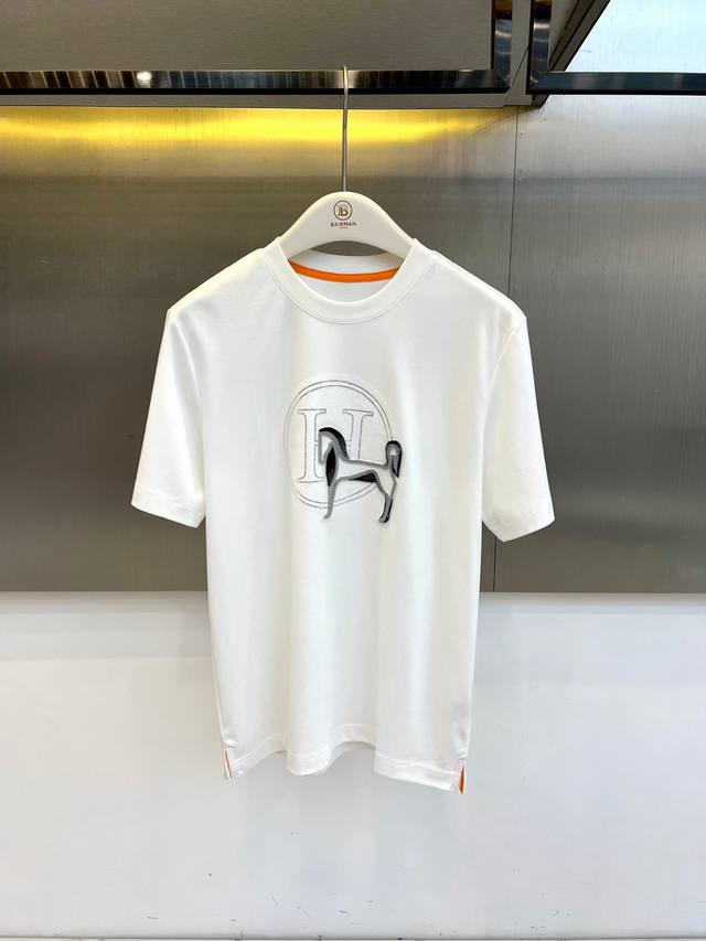 p250 H爱马仕、2026春夏新品男士圆领短袖T恤，以利落简约的廓形呈现现代都市美学。纯色纯净通透，奠定清爽基调，领口内侧点缀活力线条，衣摆侧缝暗藏同色系细节