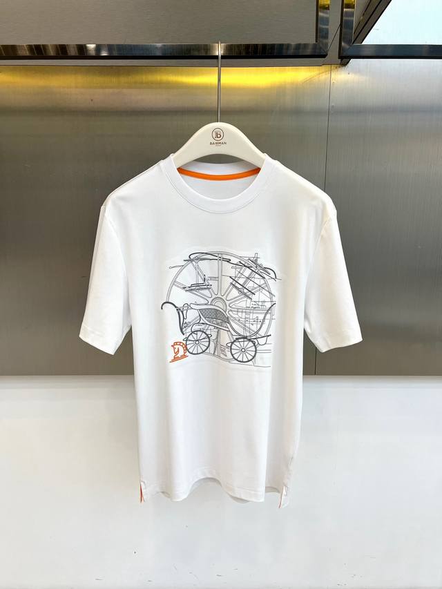p230 H爱马仕、2026春夏新品男士圆领短袖T恤，以利落简约的廓形呈现现代都市美学。纯色面料质感细腻，触感柔软亲肤，领口内侧点缀撞色线条细节，在低调中彰显精