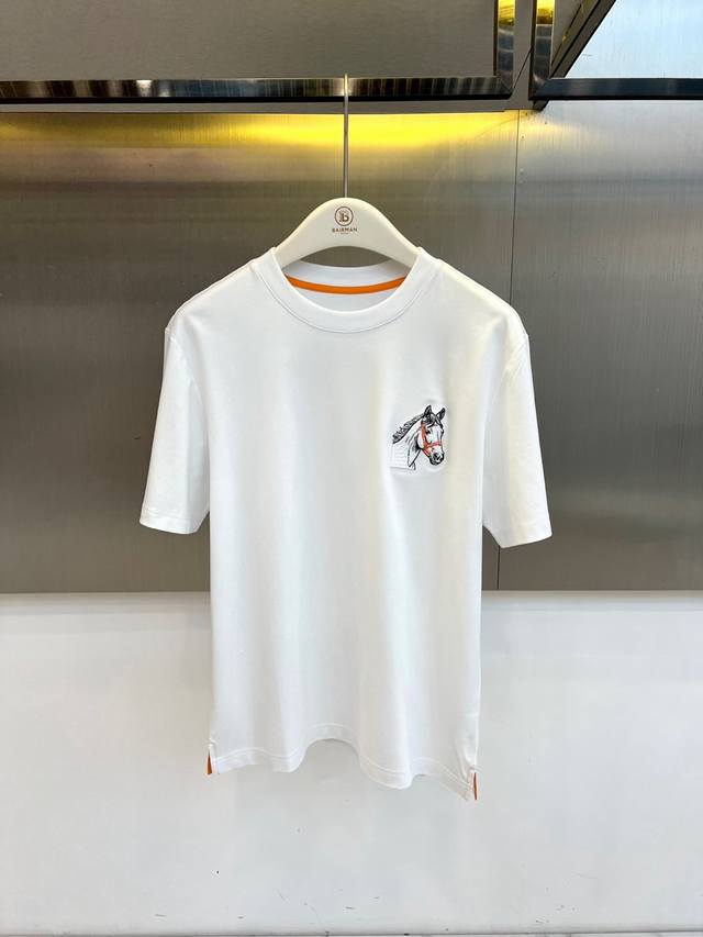 p250 H爱马仕、2026春夏新品男士圆领短袖T恤，以利落简约的廓形呈现现代都市美学。纯色纯净通透，奠定清爽基调，左胸立体马头刺绣精致生动，为整体注入艺术张力