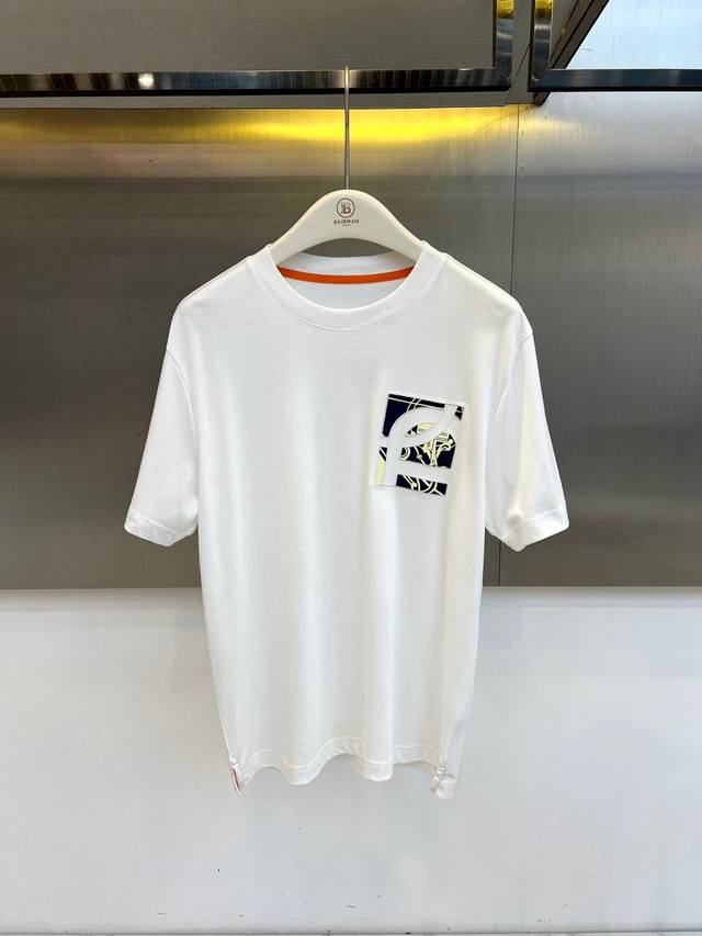 p230 H爱马仕、 2026春夏新品短袖T恤，以纯色为底色，演绎极简美学与街头活力的完美平衡。宽松廓形剪裁适配多元身形，圆领设计内侧点缀撞色细节，在低调中暗藏