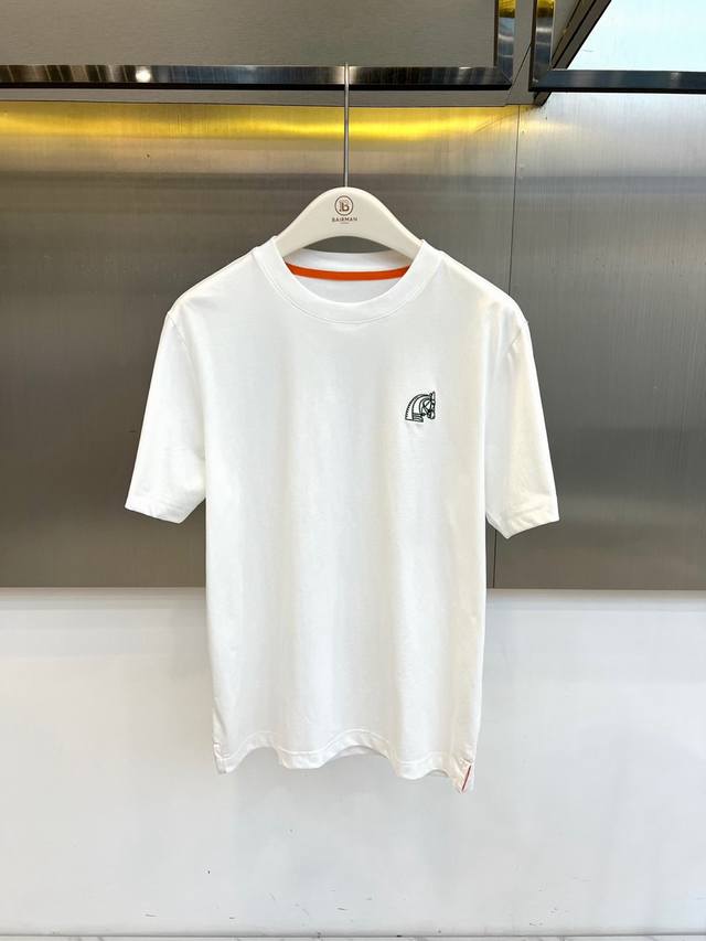p220 H爱马仕、2026春夏新品男士圆领短袖T恤，以利落简约的廓形呈现现代都市美学。纯色纯净通透，作为春夏衣橱的百搭基石，轻松驾驭从休闲到轻商务的多元场景。