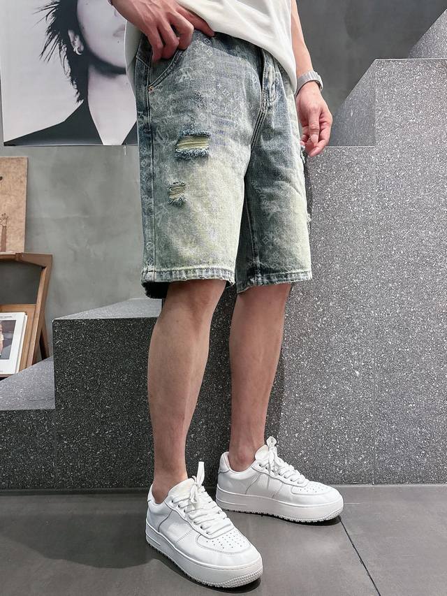 p250 Lv2026 春夏男士牛仔短裤原厂原布原洗水！进口原版水洗面料，复杂的手工艺叠加，任何一个洗水环节多停留几秒都会变成完全不一样的颜色效果，所以越加珍贵