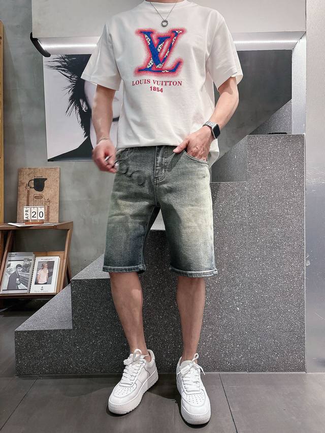 p250 Lv2026 春夏男士牛仔短裤原厂原布原洗水！进口原版水洗面料，复杂的手工艺叠加，任何一个洗水环节多停留几秒都会变成完全不一样的颜色效果，所以越加珍贵