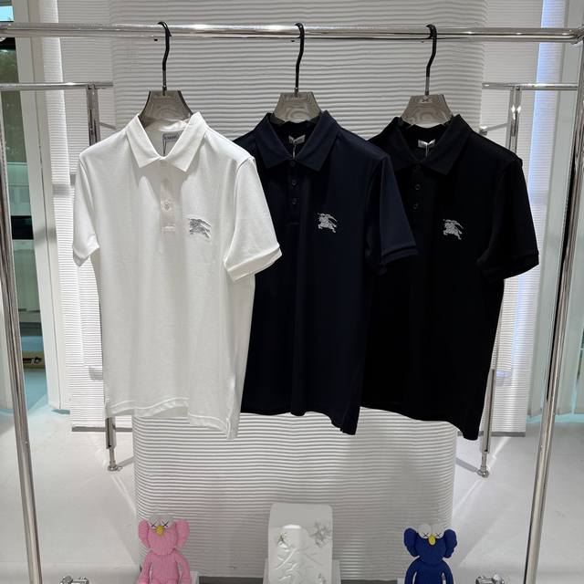 p220 款号7103 26春夏新品发布，巴宝莉新款翻领T恤出货，面料全部订制顶级细朱地面料，手感超舒适，全部细节完美还原M-3Xl码，抓紧入