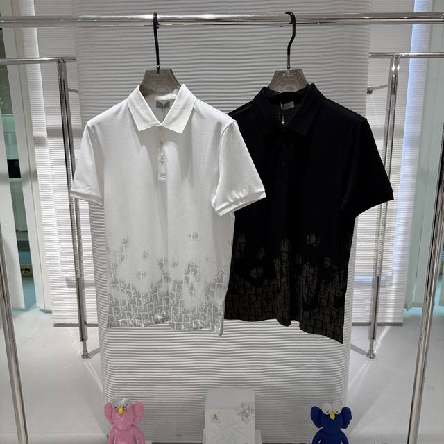 p220 款号7117 26春夏新品发布，迪奥新款翻领T恤出货，面料全部订制顶级细朱地面料，手感超舒适，全部细节完美还原M-3Xl码，抓紧入