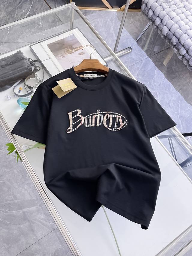 p210 巴宝莉 Burberry Vip高级定制！ 2026春夏季新款短袖。这款T恤是夏季男装系列新品，采用丝光工艺进口面料精心制作，重工立体Logo，增添休