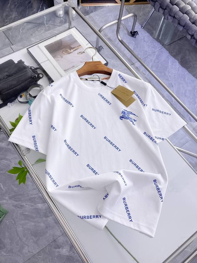 p210 巴宝莉 Burberry Vip高级定制！ 2026春夏季新款短袖。这款T恤是夏季男装系列新品，采用丝光工艺进口面料精心制作，重工立体Logo，增添休