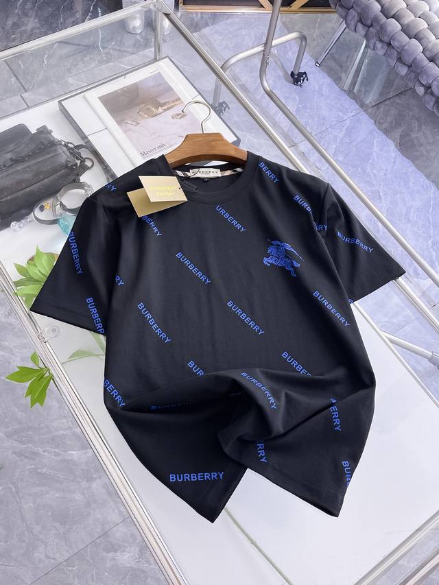 p210 巴宝莉 Burberry Vip高级定制！ 2026春夏季新款短袖。这款T恤是夏季男装系列新品，采用丝光工艺进口面料精心制作，重工立体Logo，增添休