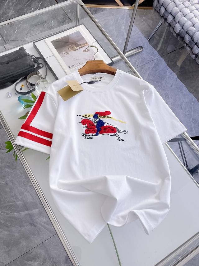 p210 巴宝莉 Burberry Vip高级定制！ 2026春夏季新款短袖。这款T恤是夏季男装系列新品，采用丝光工艺进口面料精心制作，重工立体Logo，增添休
