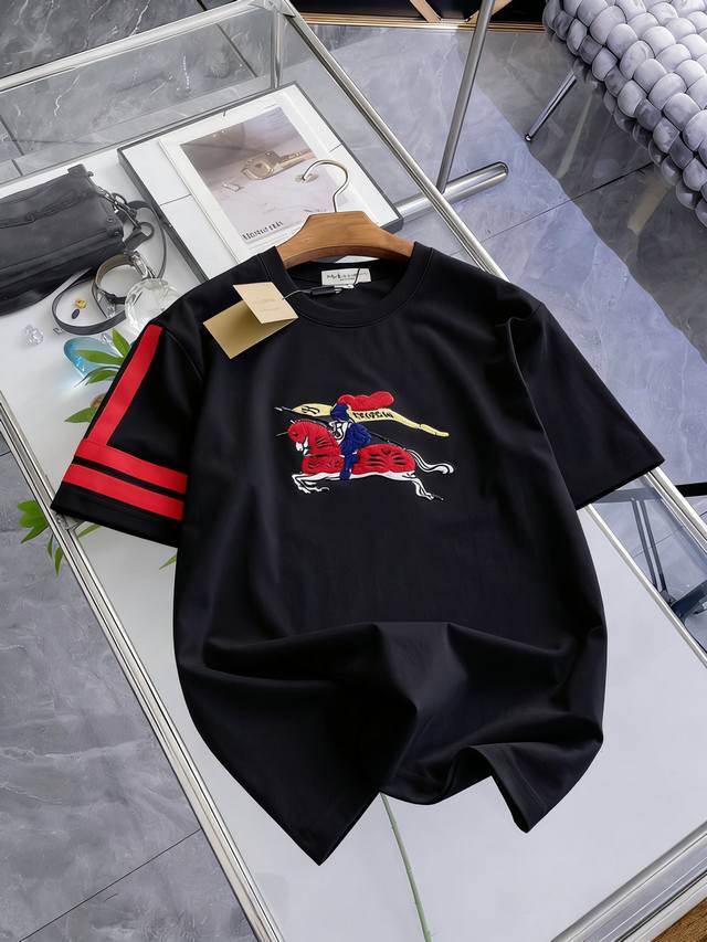 p210 巴宝莉 Burberry Vip高级定制！ 2026春夏季新款短袖。这款T恤是夏季男装系列新品，采用丝光工艺进口面料精心制作，重工立体Logo，增添休