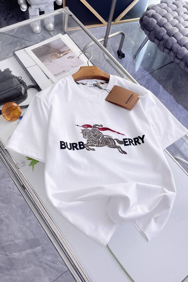 p210 巴宝莉 Burberry Vip高级定制！ 2026春夏季新款短袖。这款T恤是夏季男装系列新品，采用丝光工艺进口面料精心制作，重工立体Logo，增添休