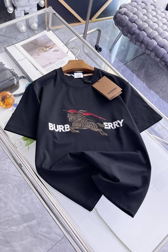 p210 巴宝莉 Burberry Vip高级定制！ 2026春夏季新款短袖。这款T恤是夏季男装系列新品，采用丝光工艺进口面料精心制作，重工立体Logo，增添休