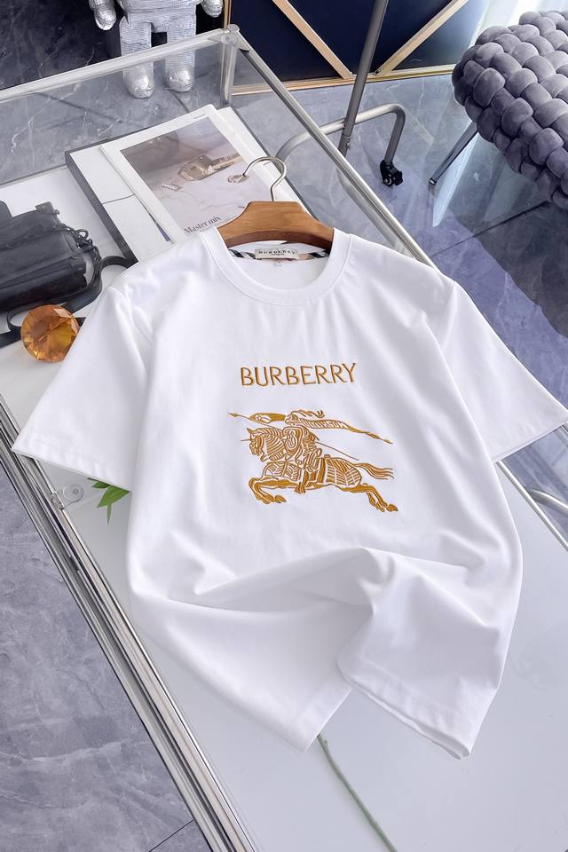 p210 巴宝莉 Burberry Vip高级定制！ 2026春夏季新款短袖。这款T恤是夏季男装系列新品，采用丝光工艺进口面料精心制作，重工立体Logo，增添休