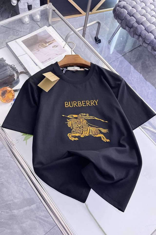 p210 巴宝莉 Burberry Vip高级定制！ 2026春夏季新款短袖。这款T恤是夏季男装系列新品，采用丝光工艺进口面料精心制作，重工立体Logo，增添休