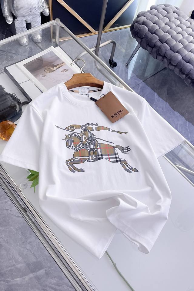 p210 巴宝莉 Burberry Vip高级定制！ 2026春夏季新款短袖。这款T恤是夏季男装系列新品，采用丝光工艺进口面料精心制作，重工立体Logo，增添休