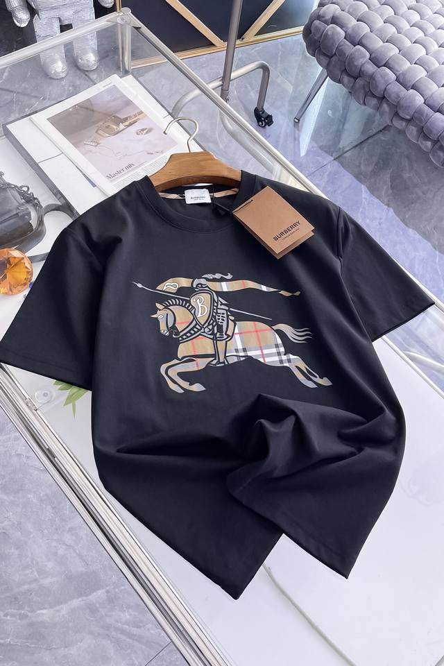 p210 巴宝莉 Burberry Vip高级定制！ 2026春夏季新款短袖。这款T恤是夏季男装系列新品，采用丝光工艺进口面料精心制作，重工立体Logo，增添休