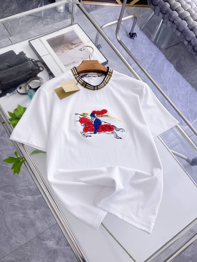 p210 巴宝莉 Burberry Vip高级定制！ 2026春夏季新款短袖。这款T恤是夏季男装系列新品，采用丝光工艺进口面料精心制作，重工立体Logo，增添休