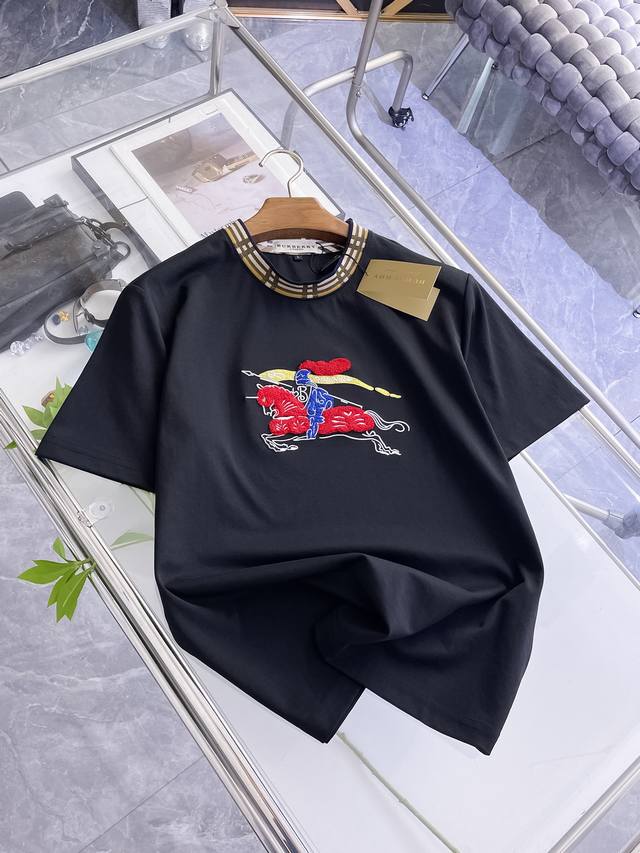 p210 巴宝莉 Burberry Vip高级定制！ 2026春夏季新款短袖。这款T恤是夏季男装系列新品，采用丝光工艺进口面料精心制作，重工立体Logo，增添休