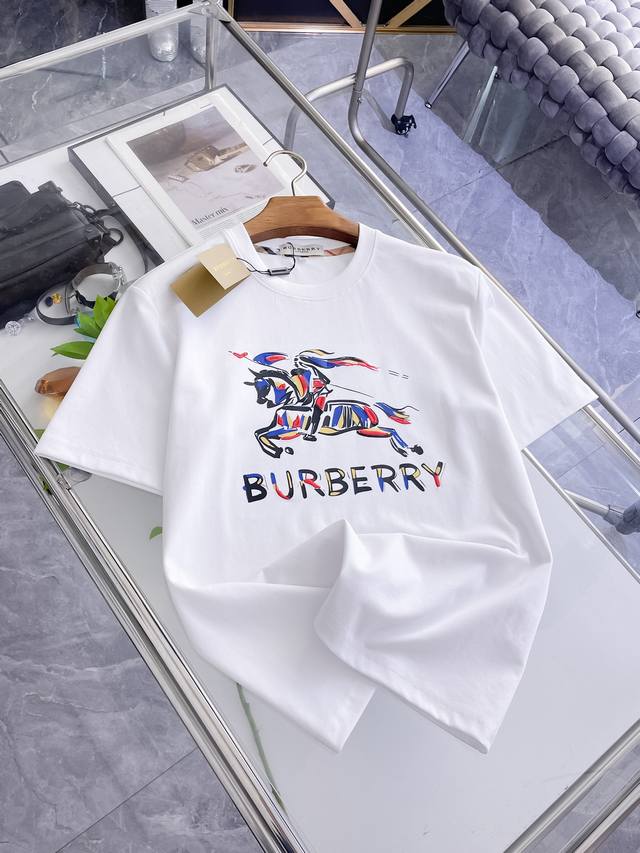 p210 巴宝莉 Burberry Vip高级定制！ 2026春夏季新款短袖。这款T恤是夏季男装系列新品，采用丝光工艺进口面料精心制作，重工立体Logo，增添休
