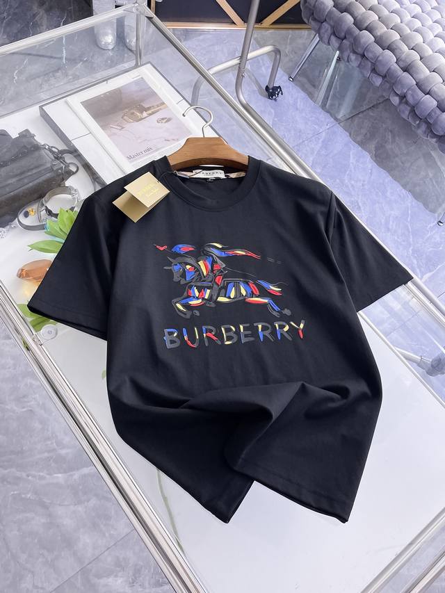 p210 巴宝莉 Burberry Vip高级定制！ 2026春夏季新款短袖。这款T恤是夏季男装系列新品，采用丝光工艺进口面料精心制作，重工立体Logo，增添休