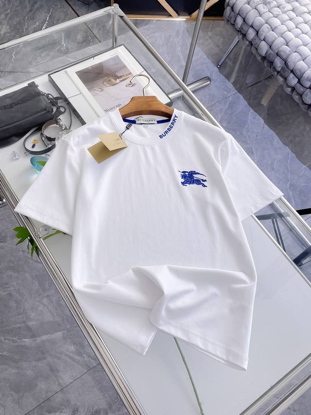p210 巴宝莉 Burberry Vip高级定制！ 2026春夏季新款短袖。这款T恤是夏季男装系列新品，采用丝光工艺进口面料精心制作，重工立体Logo，增添休