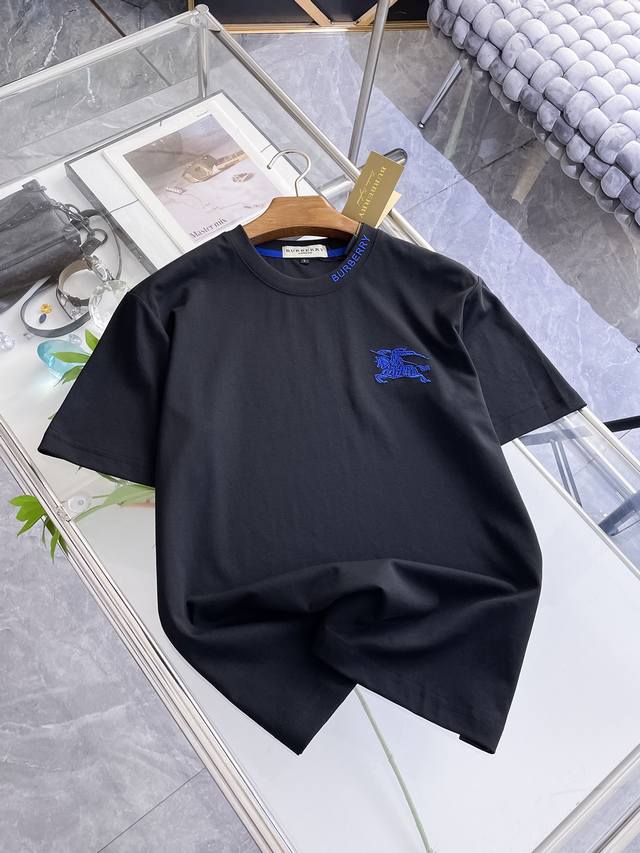 p210 巴宝莉 Burberry Vip高级定制！ 2026春夏季新款短袖。这款T恤是夏季男装系列新品，采用丝光工艺进口面料精心制作，重工立体Logo，增添休