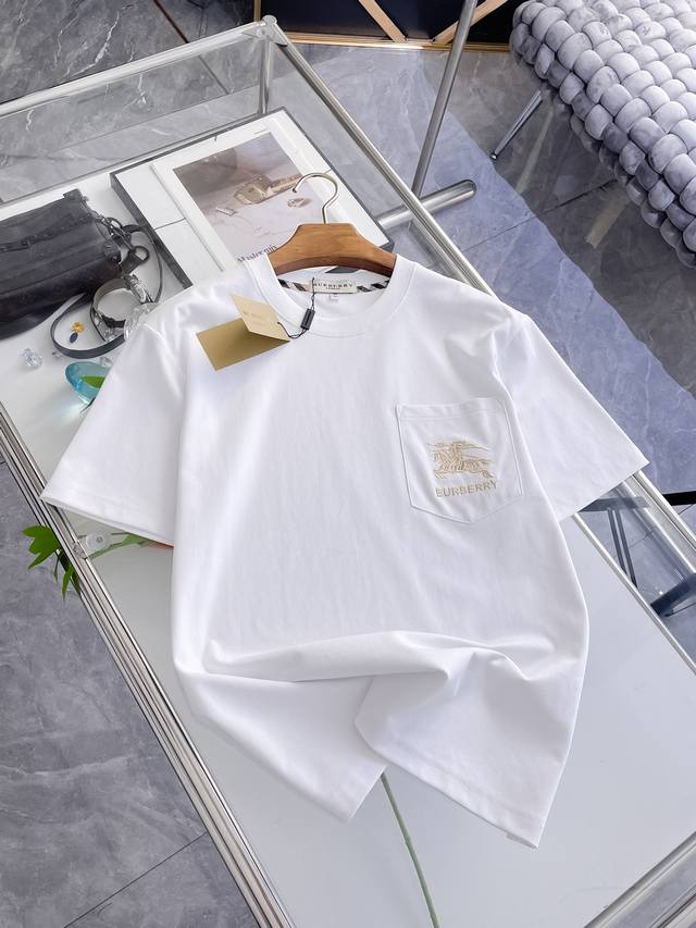 p210 巴宝莉 Burberry Vip高级定制！ 2026春夏季新款短袖。这款T恤是夏季男装系列新品，采用丝光工艺进口面料精心制作，重工立体Logo，增添休