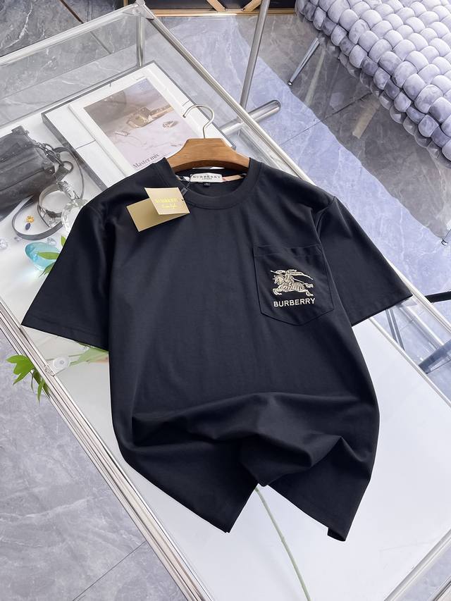 p210 巴宝莉 Burberry Vip高级定制！ 2026春夏季新款短袖。这款T恤是夏季男装系列新品，采用丝光工艺进口面料精心制作，重工立体Logo，增添休