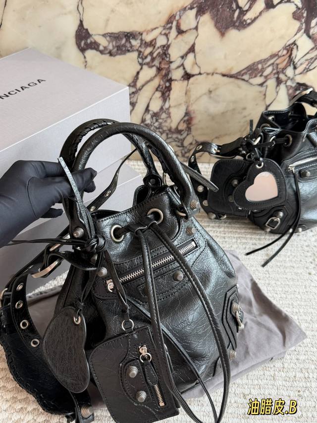 370 Balenciaga Le Cagole bucket bag in oil-waxed leather perfectly blends Y2K pu