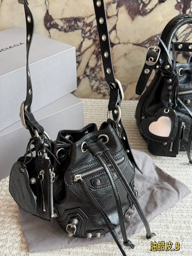 350 Balenciaga Le Cagole bucket bag in oil-waxed leather perfectly blends Y2K pu