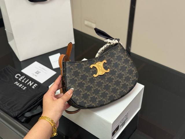 p260 Comes with box. Size: 23*13cm. Celine Tilly bag, beautiful and practical. 2 p260 Comes with box. Size: 23*13cm. Celine Tilly bag, beautiful and practical. 2