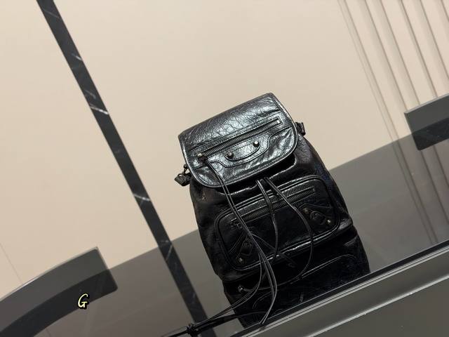 p430 Size: 25.25cm Balenciaga backpack is a hot seller! A new favorite backpack!