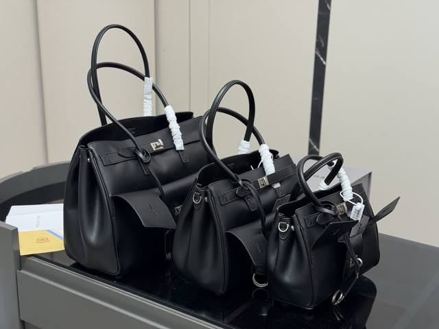 p440 420 380 Comes with box Size: 37.26cm 32.20cm 24.16cm Balenciaga's new Rodeo
