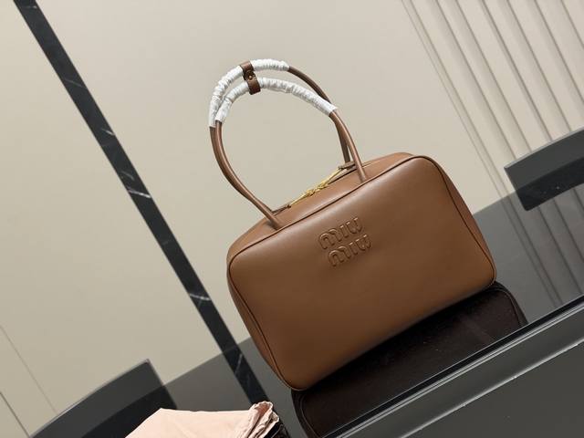 p310 No box Size: 35*22Cm Miumiu bowling briefcase Made of calfskin The leather p310 No box Size: 35*22Cm Miumiu bowling briefcase Made of calfskin The leather