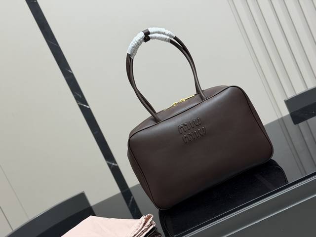 p310 No box Size: 35*22Cm Miumiu bowling briefcase Made of calfskin Smooth, deli p310 No box Size: 35*22Cm Miumiu bowling briefcase Made of calfskin Smooth, deli