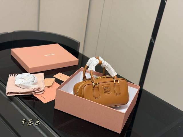 p300 Upgraded version with box Size: 23*11Cm Miumiu bowling briefcase The bag ha p300 Upgraded version with box Size: 23*11Cm Miumiu bowling briefcase The bag ha