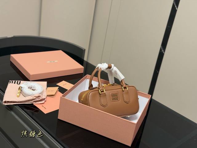 p300 Upgraded version with box Size: 23*11Cm Miumiu bowling briefcase The bag ha p300 Upgraded version with box Size: 23*11Cm Miumiu bowling briefcase The bag ha