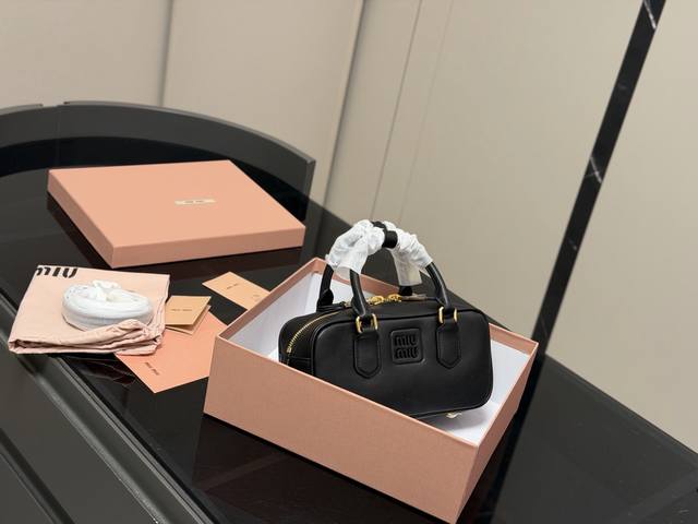 p300 Upgraded version with box Size: 23*11Cm Miumiu bowling briefcase The bag's p300 Upgraded version with box Size: 23*11Cm Miumiu bowling briefcase The bag's