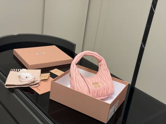 p250 Comes with box Size: 22*11cm A versatile Miu Miu bag that can be both sweet p250 Comes with box Size: 22*11cm A versatile Miu Miu bag that can be both sweet