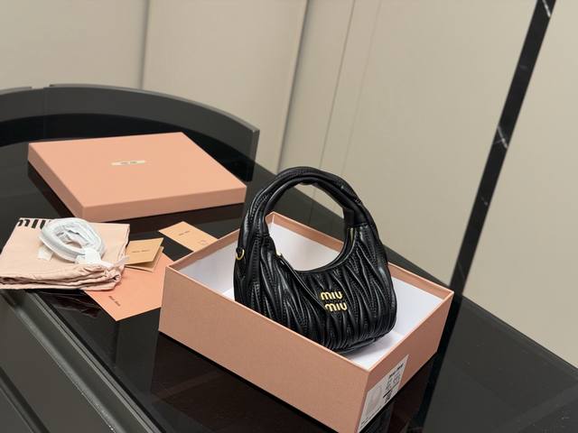 p250 Comes with box Size: 22*11cm A versatile Miu Miu bag that can be both sweet p250 Comes with box Size: 22*11cm A versatile Miu Miu bag that can be both sweet