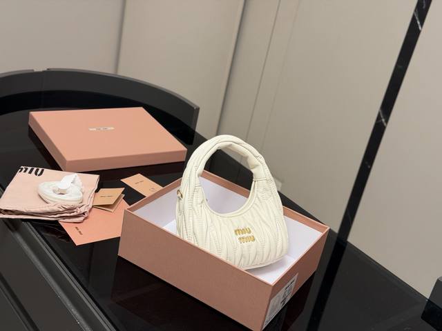 p250 Comes with box Size: 22*11cm A versatile Miu Miu bag that can be both sweet p250 Comes with box Size: 22*11cm A versatile Miu Miu bag that can be both sweet
