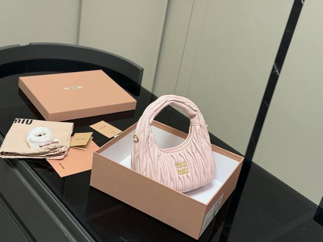 p250 Comes with box Size: 22*11cm A versatile Miu Miu bag that can be both sweet p250 Comes with box Size: 22*11cm A versatile Miu Miu bag that can be both sweet
