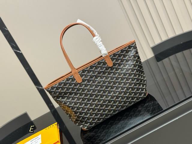 p240 Size: 30.23cm Goyard shopping bag. Completely custom-made! Also, you'll not