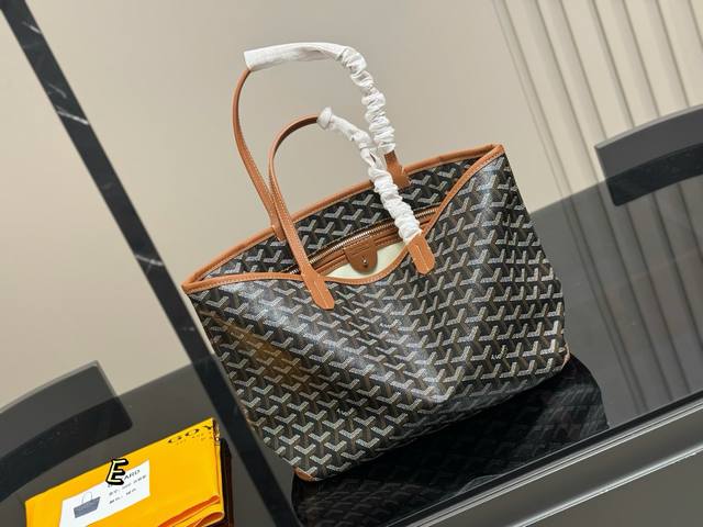 p240 Size: 30.23cm Goyard shopping bag Completely custom-made! Also, you'll noti