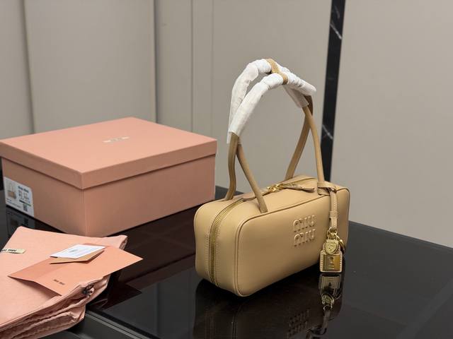 p330 Upgraded version with box Size: 28*13Cm Miumiu bowling briefcase The bag's