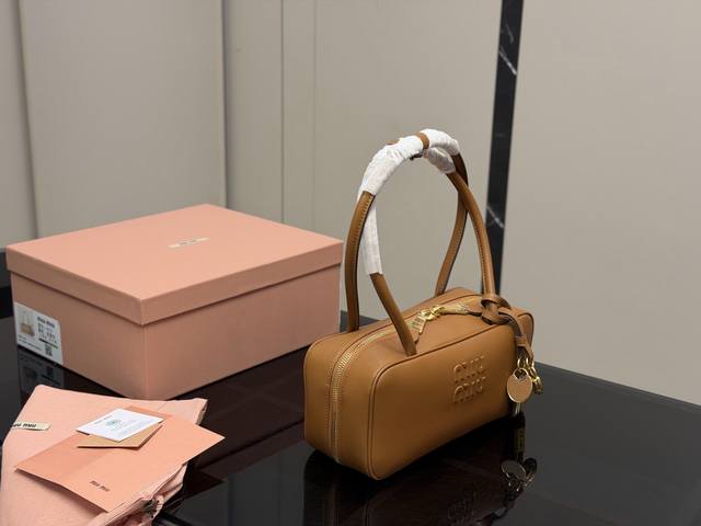 p330 Upgraded version with box Size: 28*13Cm Miumiu bowling briefcase The bag's