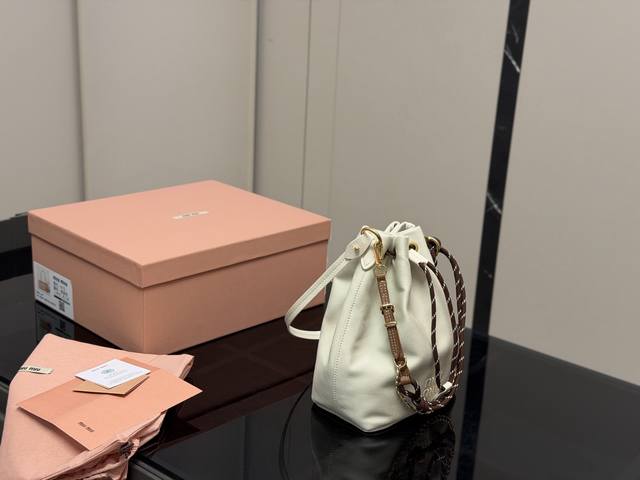 p260 Comes with full packaging Size: 18*21Cm Bought a Miu bucket bag It's hard n